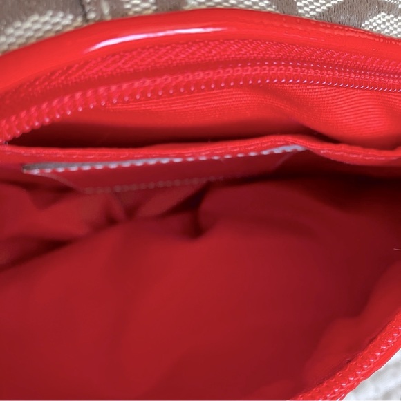 Adorable COACH Signature Collection mini handbag/wristlet with flower appliqué - Picture 10 of 16